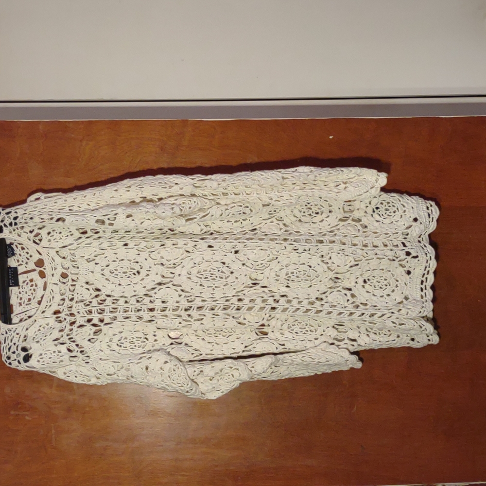 Boutique Europa long sleeve cut out overlay. Tunic. Size small